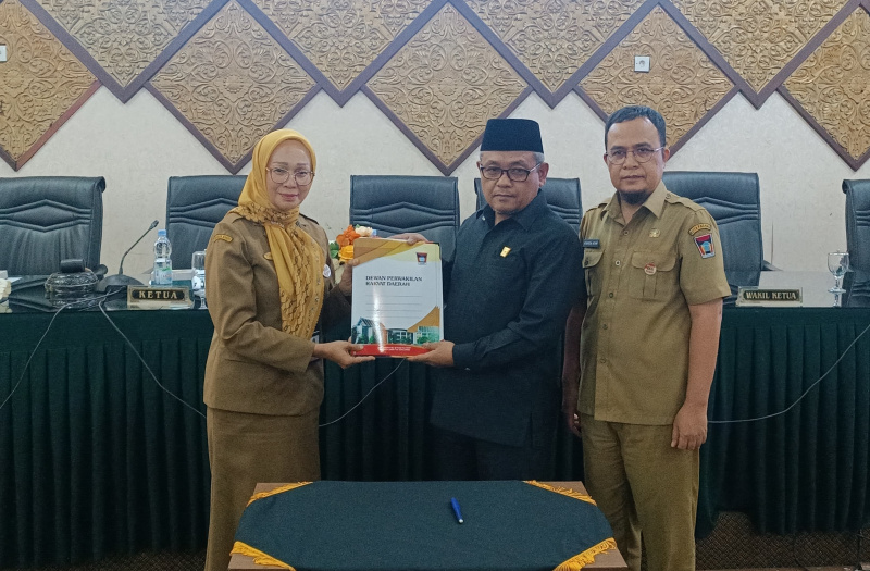 Wakil Ketua DPRD Padang Arnedi Yarmen serahkan keputusan DPRD terhadap empat Ranperda kepada Walikota Padang diwakili Asisten II Corri Saidan.